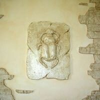 каменная фреска с выпуклым изображением египетского символа скарабея - символа солнца, мудрости и возрождения
