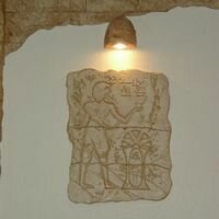на каменной фреске изображение египетских символов нанесено путем гравировки