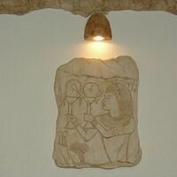 интерьер кабинета украшает каменная фреска с египетскими мотивами, освещенная светильником из камня