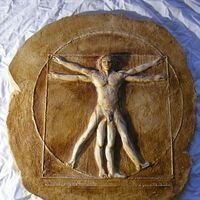 на фреске из камня изображен витрувианский человек Леонардо Да Винчи - символ идеальной симметрии и золотого сечения