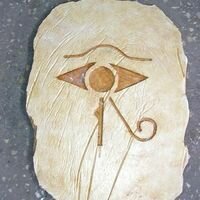 на фреске из камня выгравировано изображение египетского символа глаза утчат, которое служит защитным средством против злого взгляда