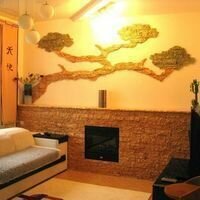 дерево сакура и гипсокартонная конструкция в интерьере квартиры выложены декоративным камнем скалистый