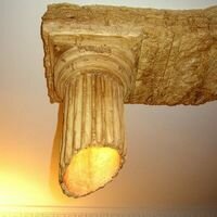 каменный светильник колонна представляет собой полую колонну с галогеновым светильником внутри