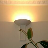 светильник из камня греческая чаша красиво освещает греческую лепнину в виде меандра в интерьере квартиры