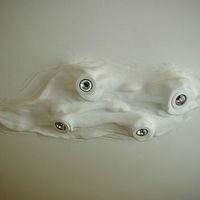 креативный светильник из камня белого цвета вулкан расположен на потолке детской спальни