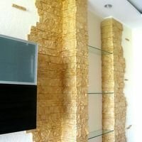 дикий камень скалистый украшает колонны из гипсокартона и поддерживает стеклянные полки