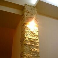 каменный светильник изогнутый камень подчеркивает колонну из камня, и освещает прихожую, выполненную в египетском стиле