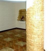 Круглая колонна из гипсокартона в прихожей квартиры обложена декоративным камнем скалистый