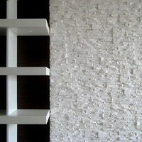 Белый декоративный камень греческий сланец в интерьере квартиры