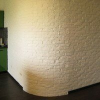 Облицовочный камень в интерьере кухни на полукруглой стене
