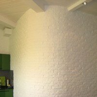 Искусственный облицовочный камень на полукруглой стене в интерьере квартиры 