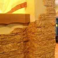 дикий камень скалистый использован в оформлении внутреннего и наружных углов колонны из гипсокартона