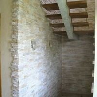 наружный и внутренний углы лестничного проема в частном доме оформлены декоративным камнем греческий сланец
