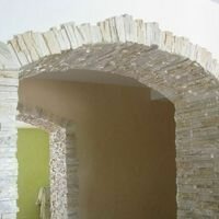полукруглая арка отделана искусственным камнем греческий сланец, который защищает ее углы от повреждений