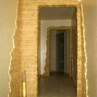 Фото искусственный дикий камень на арке в интерьере гостинной в квартире