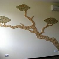 креативный декор в виде дерева, выложенный искусственным камнем скалистый, украшает интерьер спальни