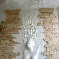 креативная скульптура девушки, выполненная из камня, украшает интерьер квартиры