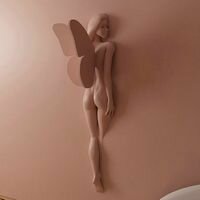 креативная скульптура феи, изготовленная из камня, выделяется в интерьере спальни