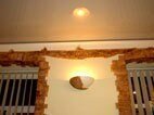 Светильник из камня полукруглой формы на стене в интерьере