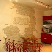 декоративный камень скалистый и фреска из камня с египетскими иероглифами украшают стену на кухне