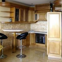 интерьерный камень скалистый песочного цвета подобран под цвет стен и полов на кухне квартиры