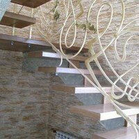 Фото лестничный проем отделан декоративным рваным искусственным камнем в интерьере дома