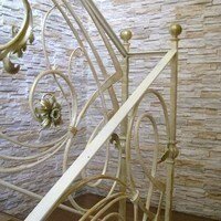 Фото декоративный интерьерный рваный камень на лестнице в интерьере загородного дома