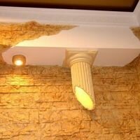 светильник колонна в интерьере кабинета выполнен в виде римской полой колонны из камня