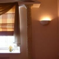 римская каменная колонна красиво смотрится вместе со светильником чаша из камня в интерьере кабинета