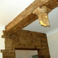 светильник колонна из камня имеет небольшой вес, поэтому может надежно держаться на потолке из гипсокартона