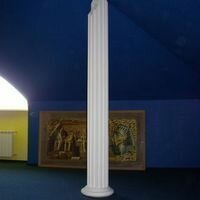 римская колонна играет декоративную роль и скрывает металлический швеллер, который держит скос крыши мансарды
