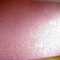 креативный декор из камня украшает стену в квартире