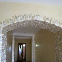 Фото арка в искусственном диком интерьерном камне в интерьере дома