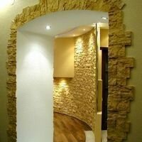 интерьерный камень скалистый защищает от ударов и сколов полукруглую арку в прихожей квартиры