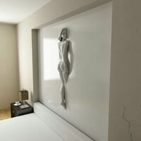 стена в спальне креативно оформлена в виде каменной скульптуры девушки, проходящей сквозь стену